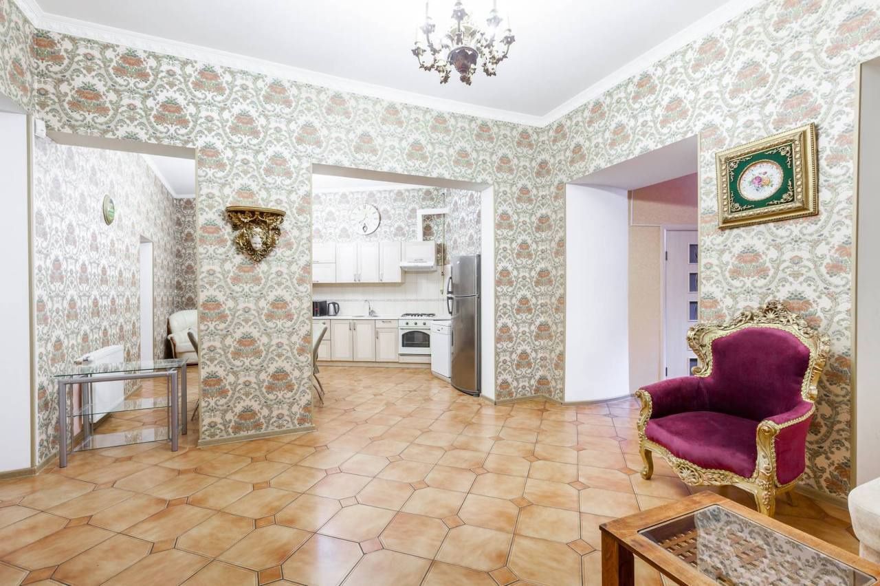 Spacious 3-Room Apartment in Center, Vorontsovsky Lane, Luxurious Interior