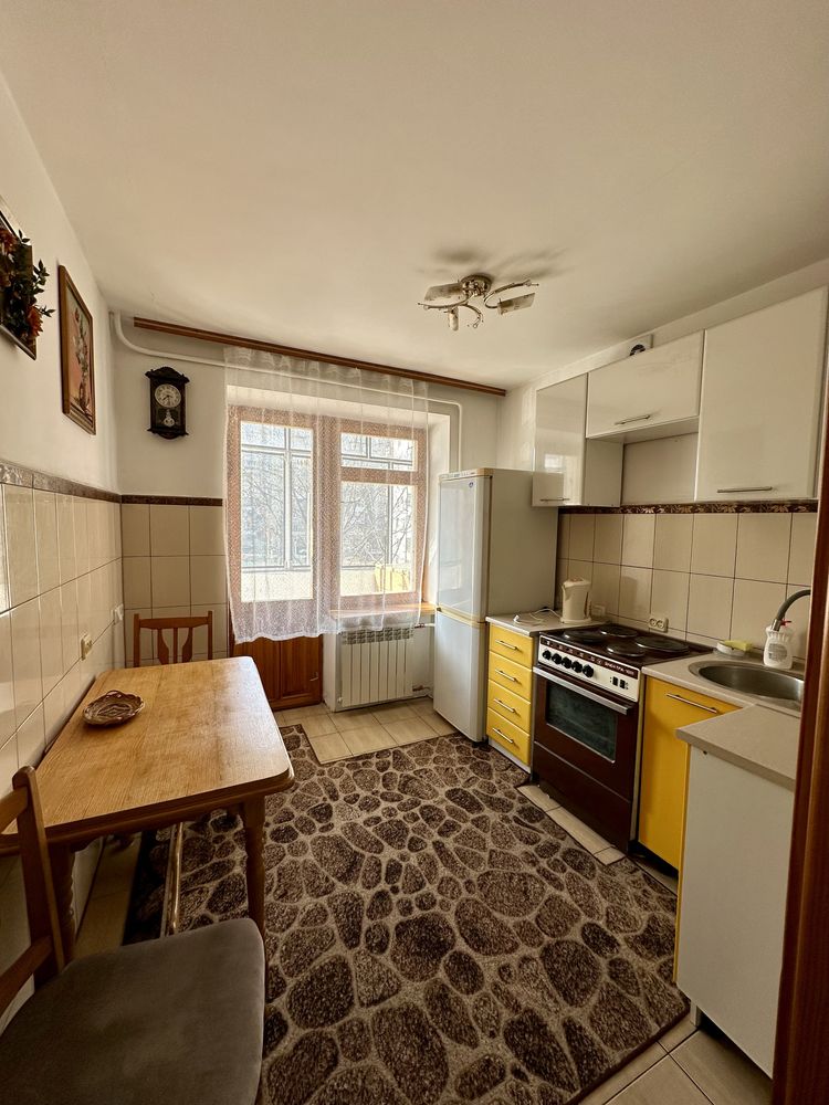 Bright 1-Bedroom Apartment with Balcony Near Chornovola