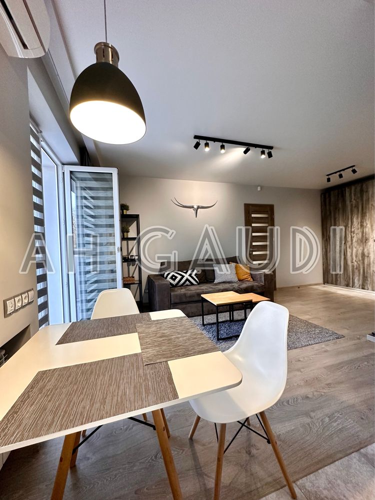 Central City Studio Apartment with Full Amenities