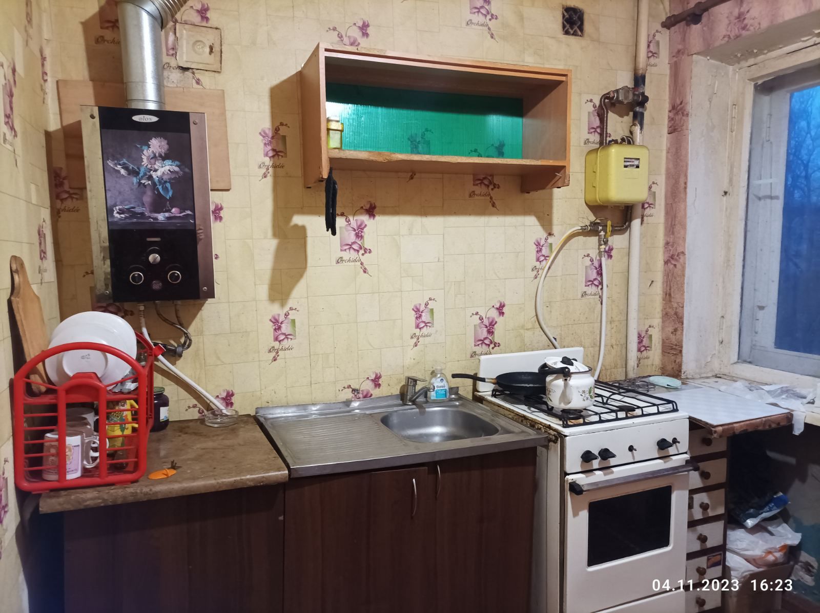Two-room apartment with hot water in city center