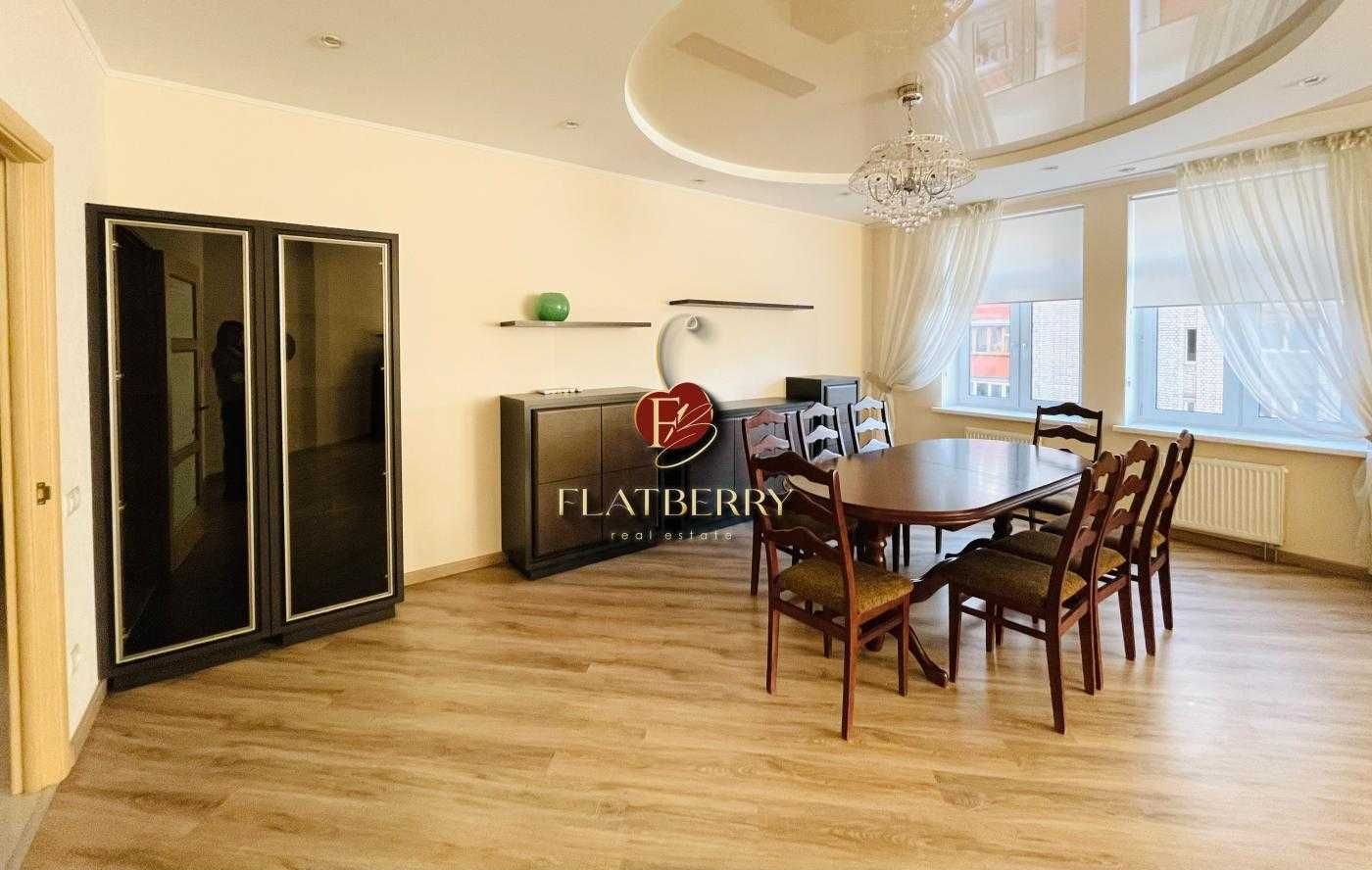 4-Room Apartment in Historic Podolsky District Near Kontraktova Square Metro