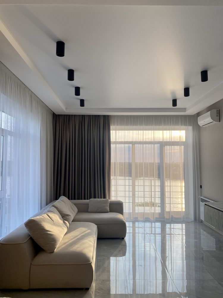 Luxury 2-Bedroom Apartment with Lake View