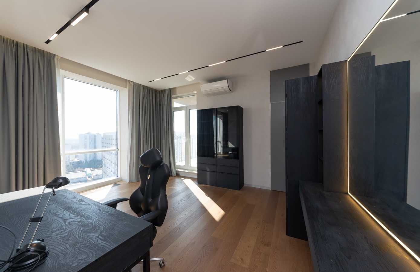 Exclusive Panoramic Penthouse with Designer Renovation in Avtograph Complex