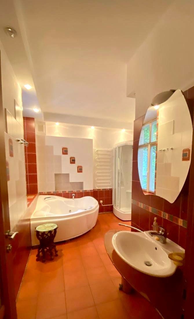 Spacious 3-room apartment in city center near Arsenalna metro