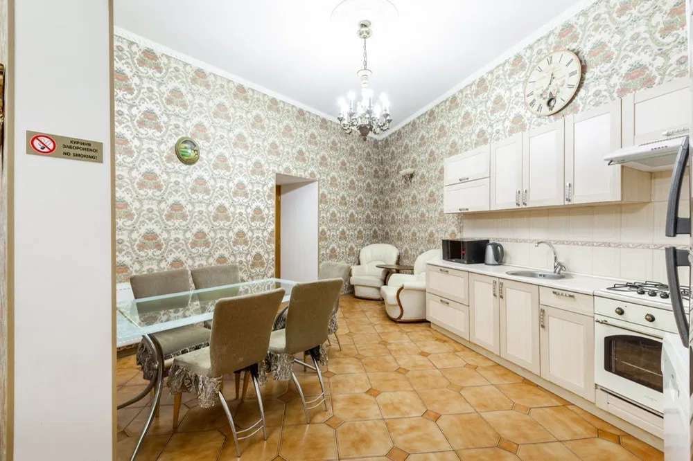Two-bedroom apartment in historic center with separate bedrooms and large kitchen