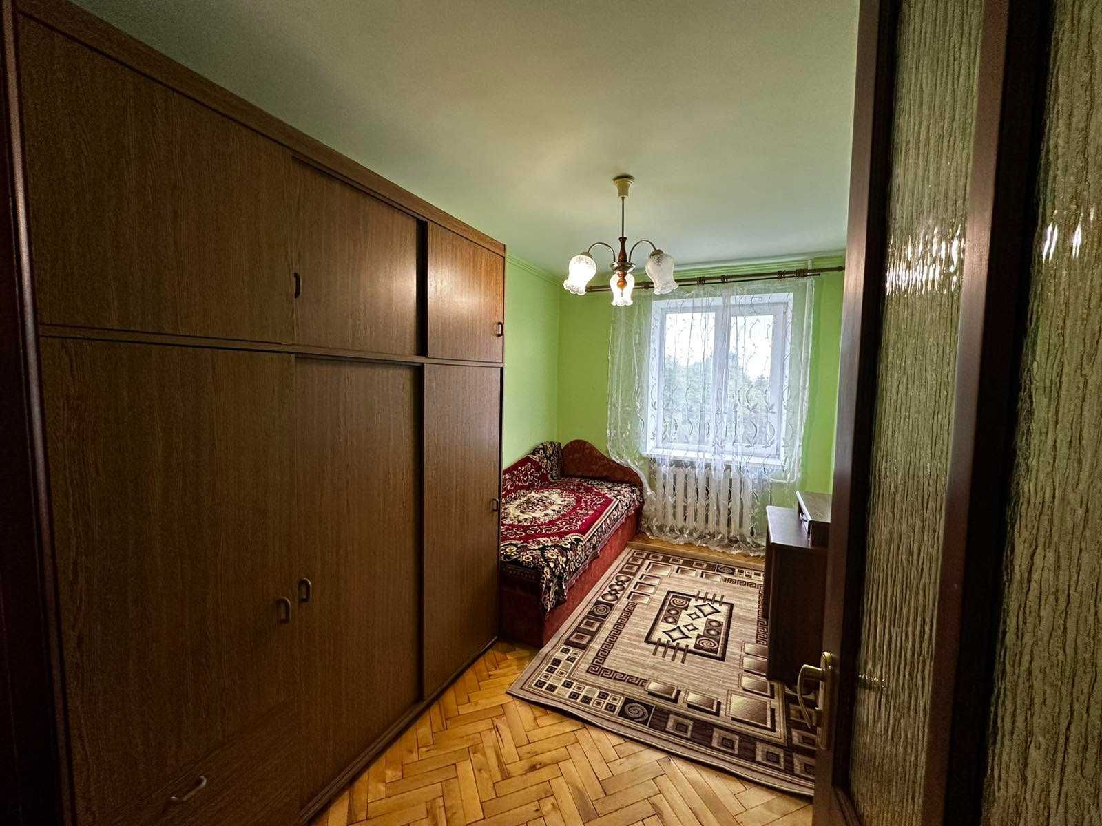 4-Room Apartment on Petlyury Street, 5th Floor, Fully Furnished