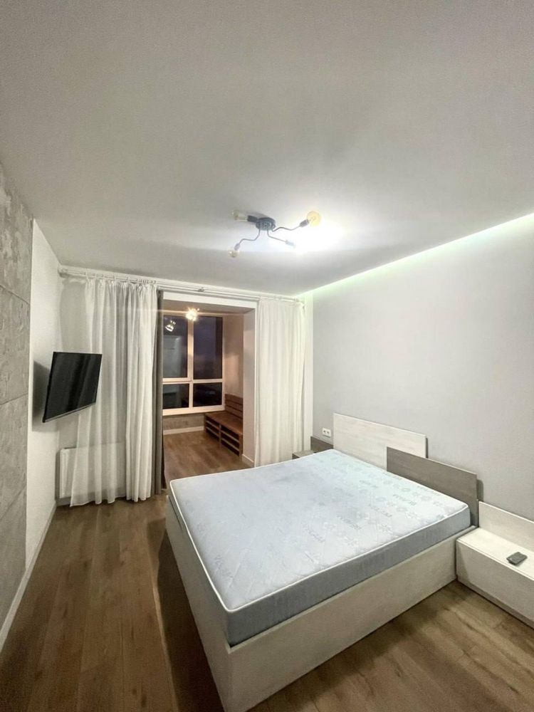 Spacious 1-bedroom apartment near Victoria Gardens with panoramic windows