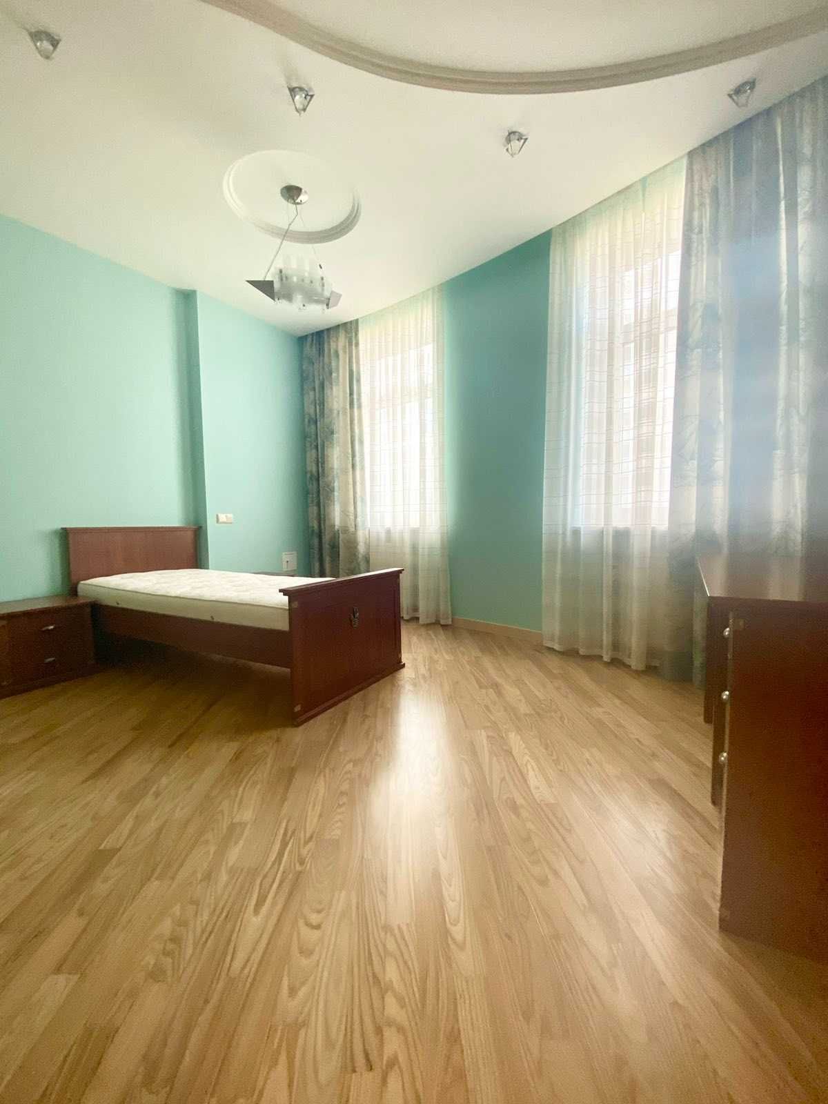 3-Bedroom Apartment with Lavra View in City Center