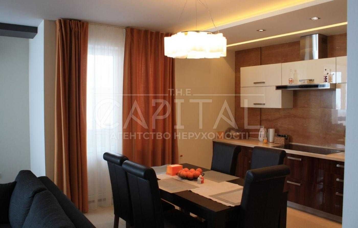 Luxury Two-Level 4-Bedroom Apartment Near Akademmistechko Metro