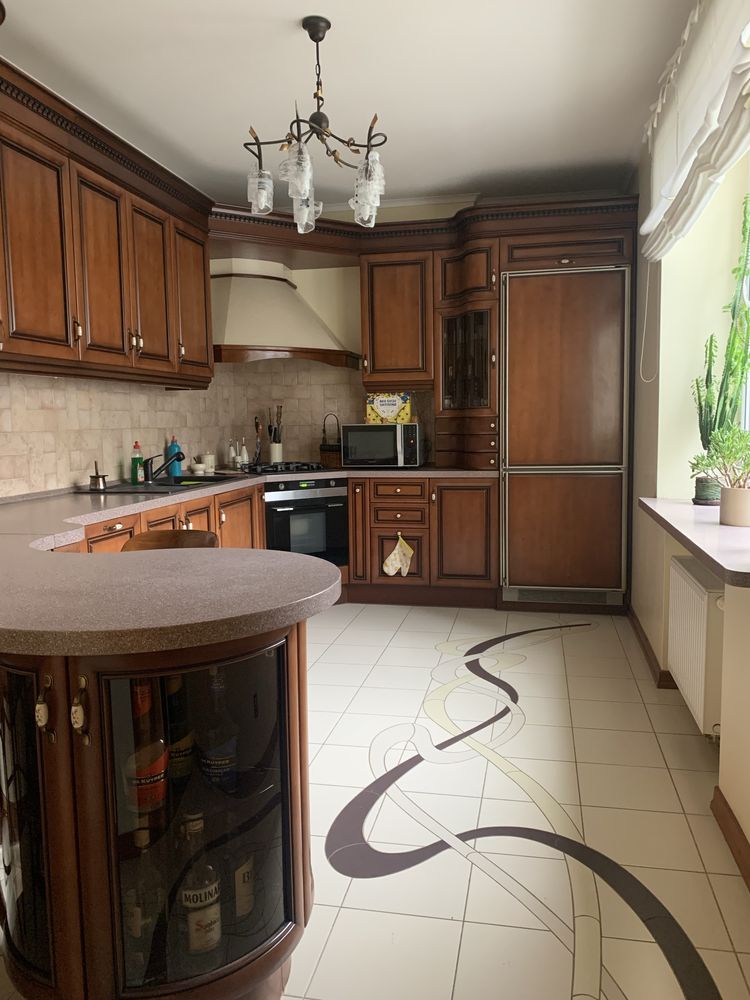 Spacious 3-Bedroom Apartment with Fireplace Near Parks