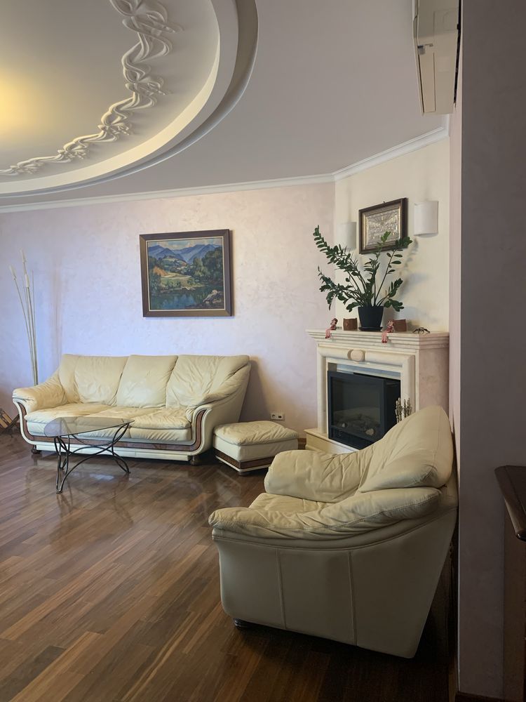 Spacious 3-Bedroom Apartment with Fireplace Near Parks