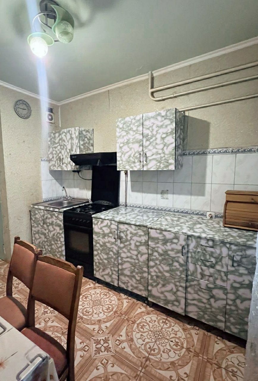 3-кімнатна квартира біля автобусної зупинки з комунальними послугами та меблями