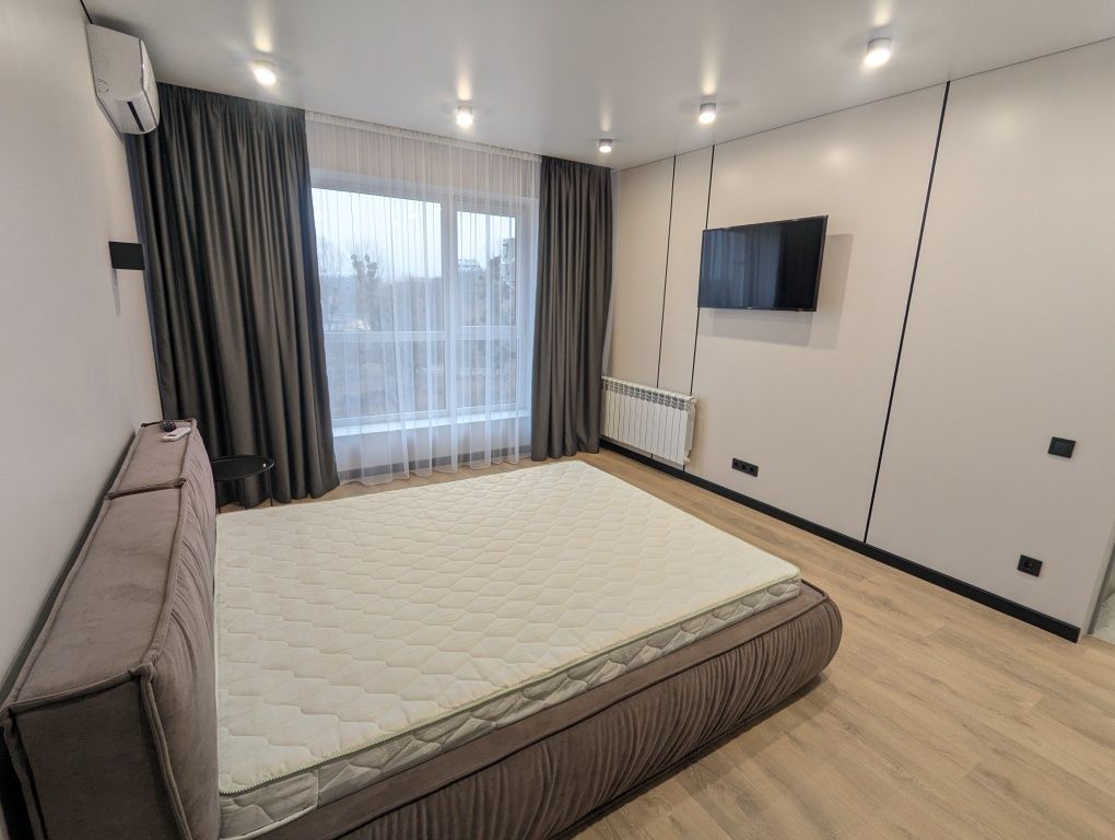 Modern Apartment with Lake View and Full Amenities
