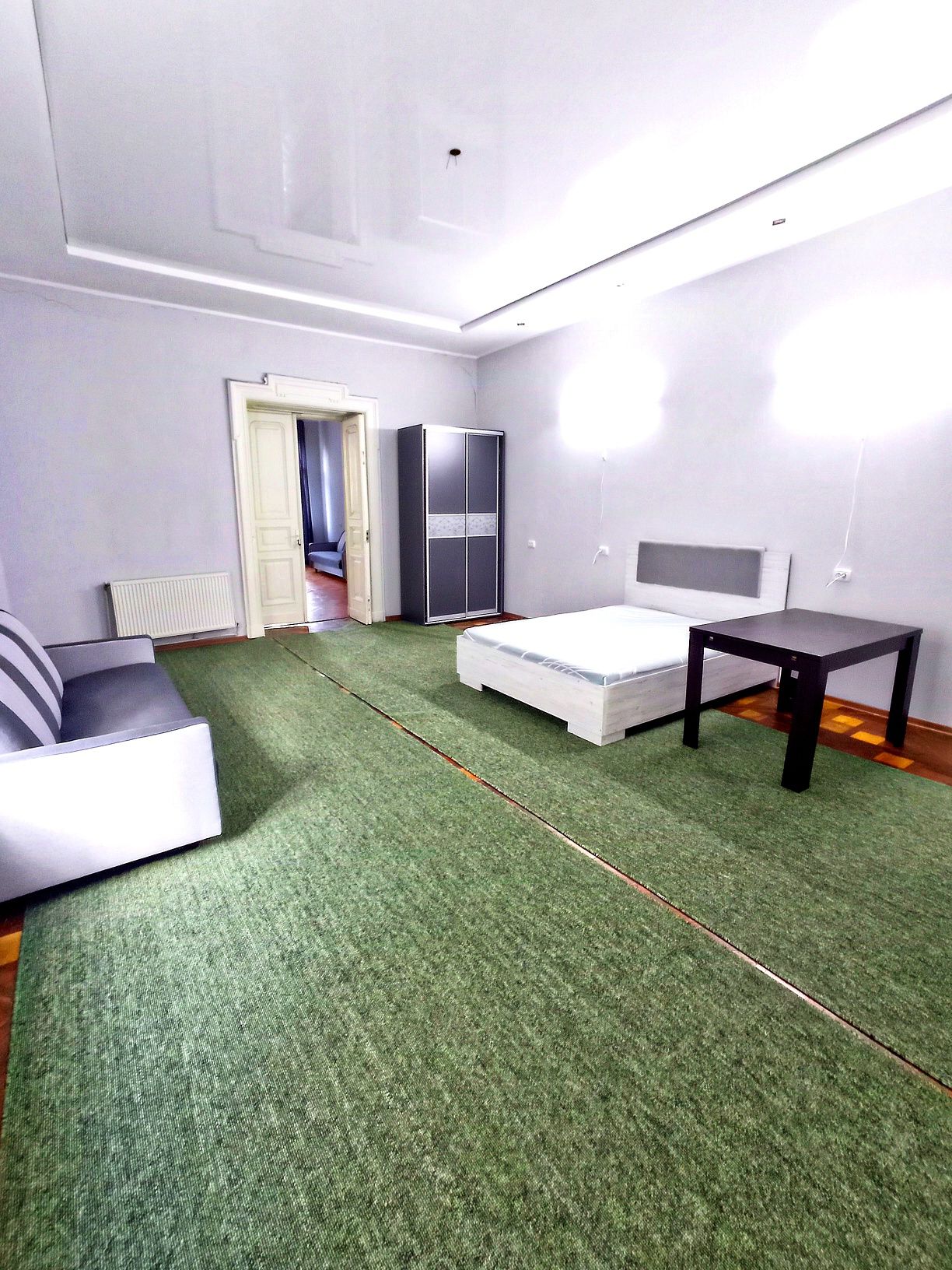 Spacious 2-room apartment in city center, ideal for living or office