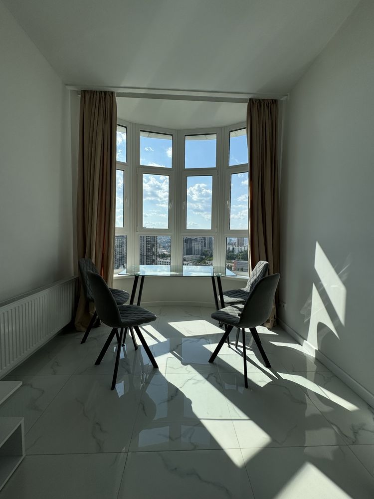 Modern Studio with Bay Windows and Designer Kitchen