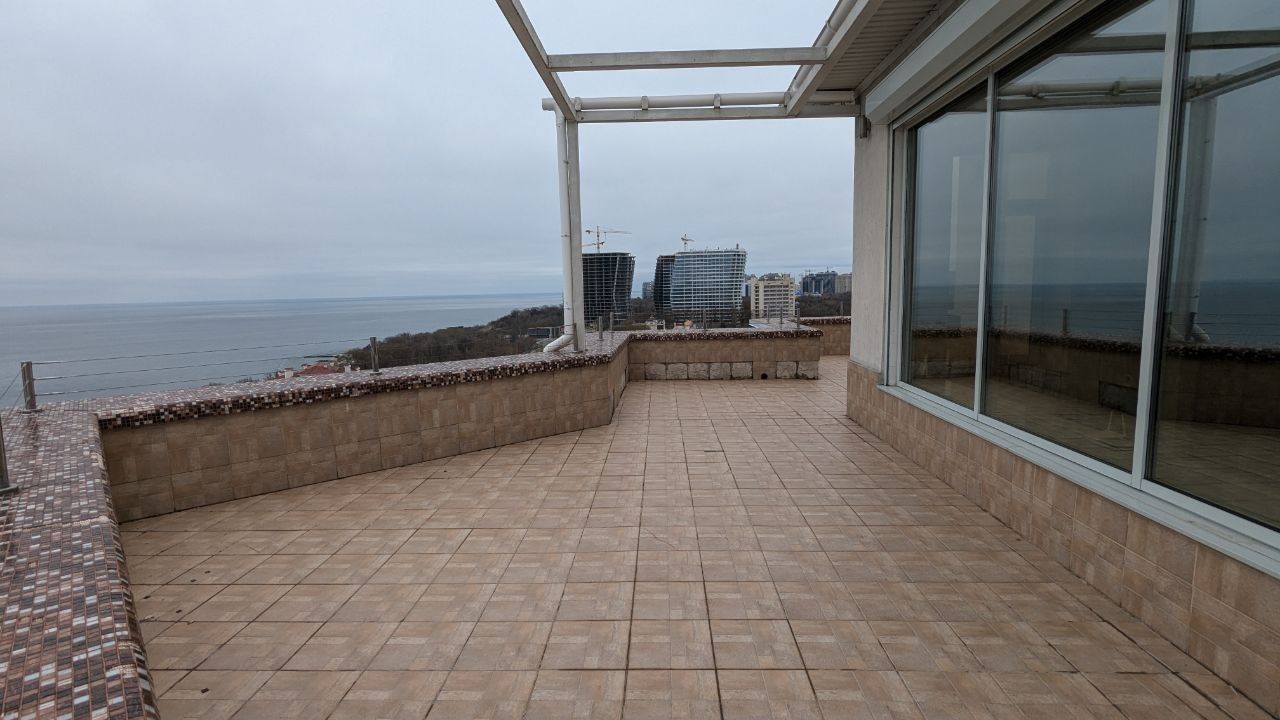 Spacious Apartment with Sea View at French Boulevard