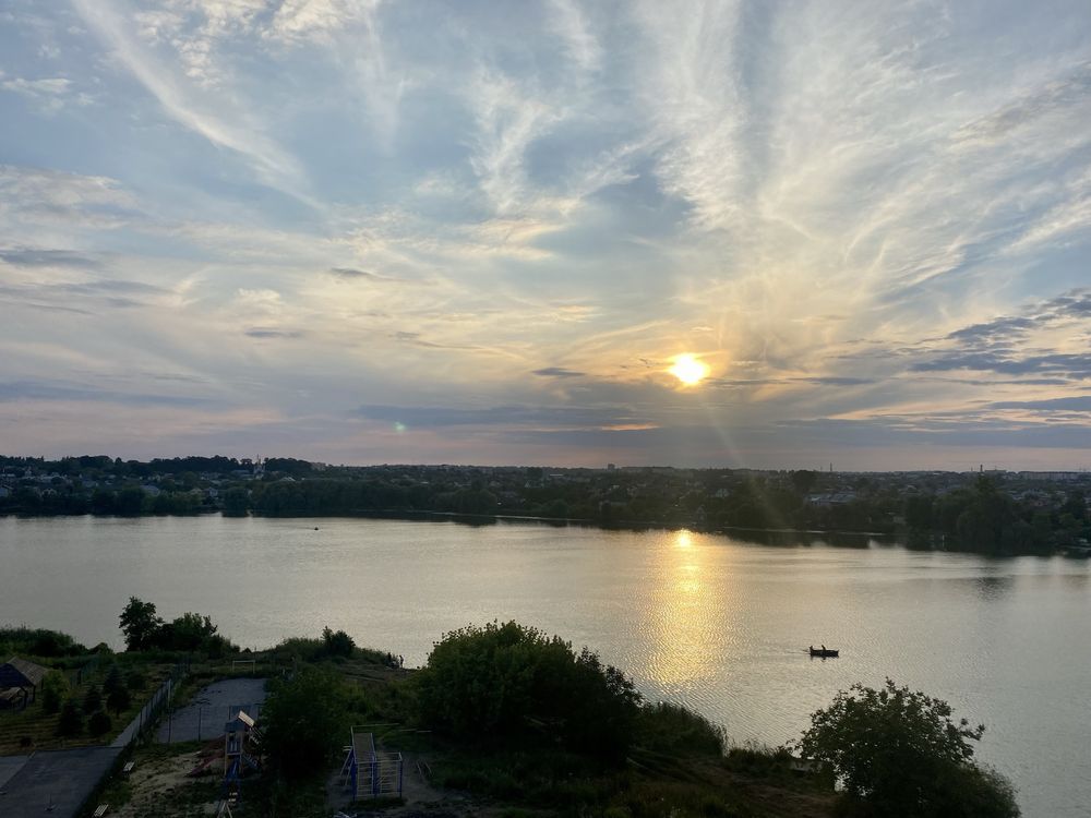 Luxury 2-Bedroom Apartment with Lake View