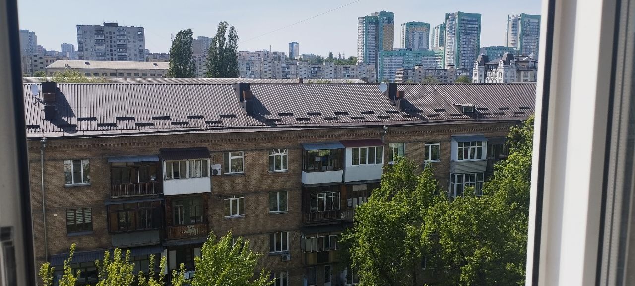 Spacious 2-Room Apartment with Large Loggia on Avtozavodska Street