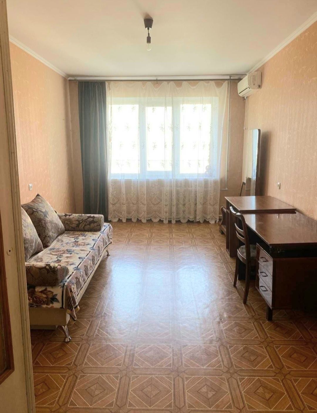 3-Room Apartment in Vuzovsky District with Balconies and Air Conditioning