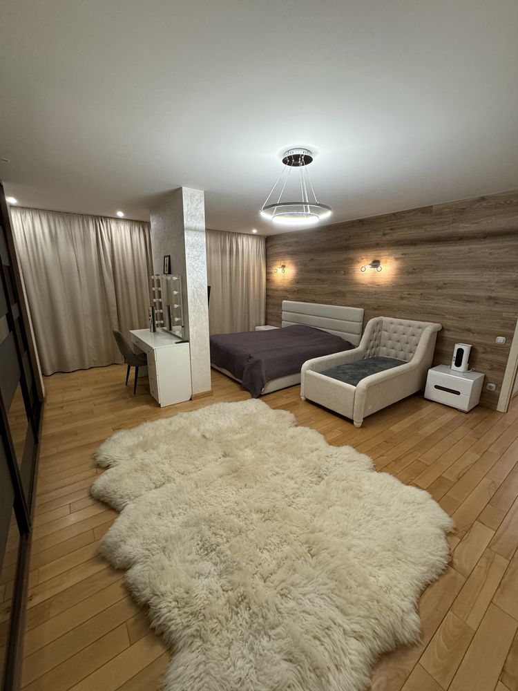 Luxurious Two-Level Designer Apartment Near Feofania Park