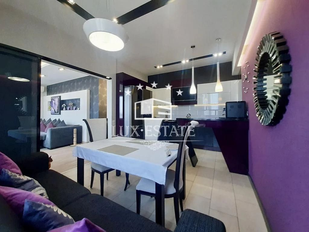 Spacious Premium Apartment in City Center with Designer Renovation
