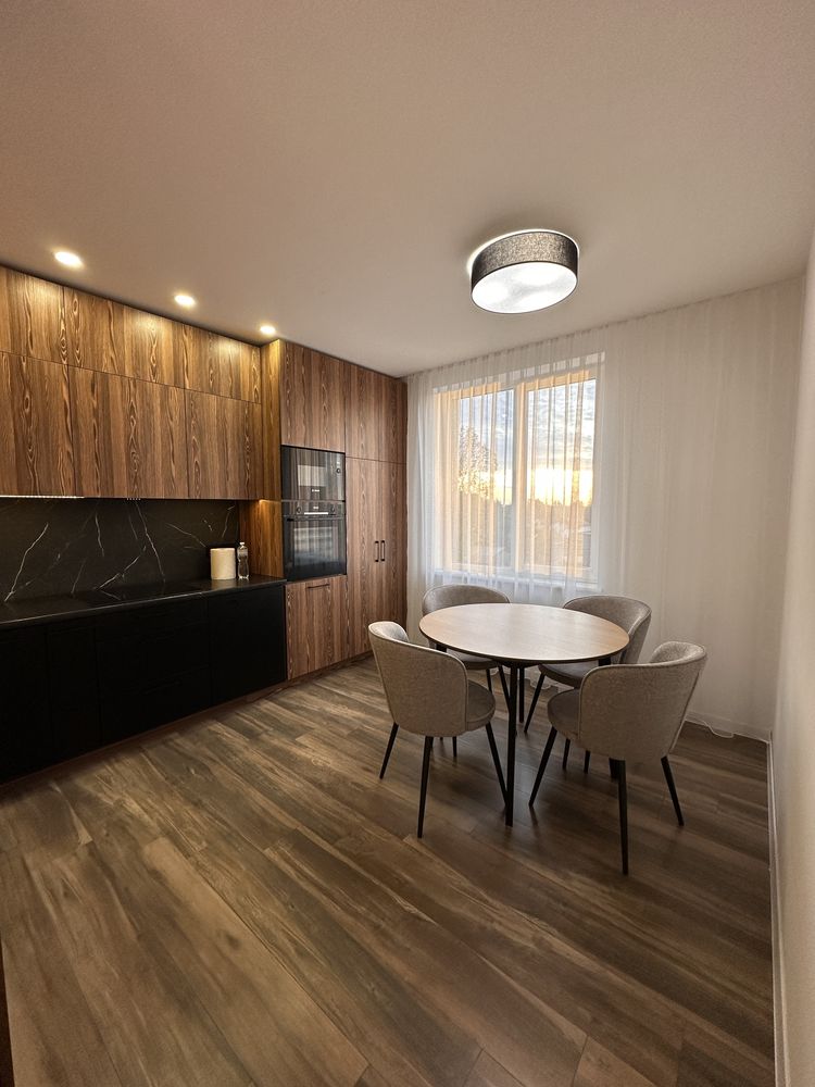 Modern 2-Bedroom Apartment with Designer Renovation