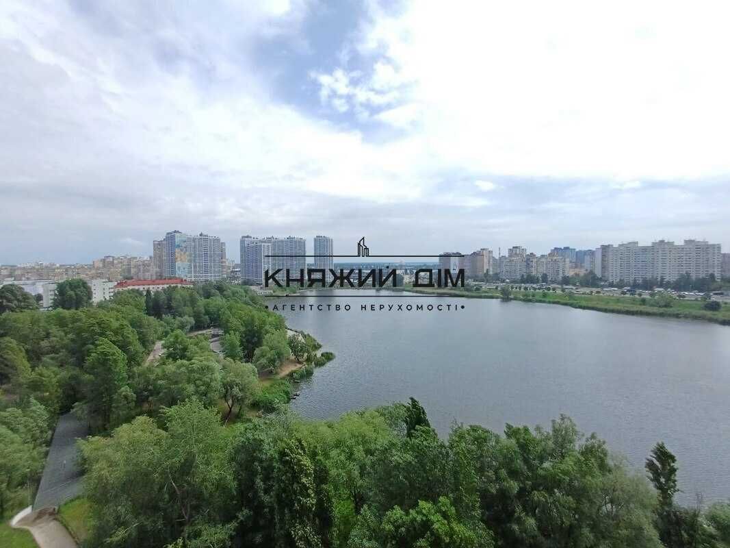 3-Room Apartment near Poznyaki Metro Station with Great View