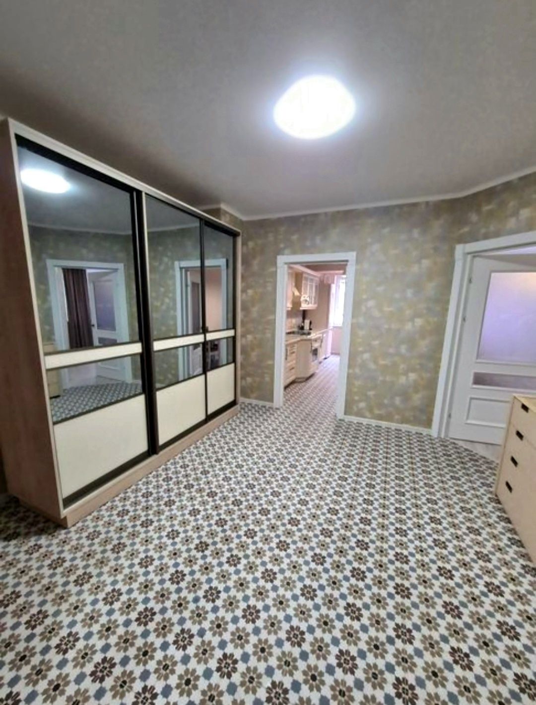 Spacious 2-room Apartment in City Center with Designer Renovation