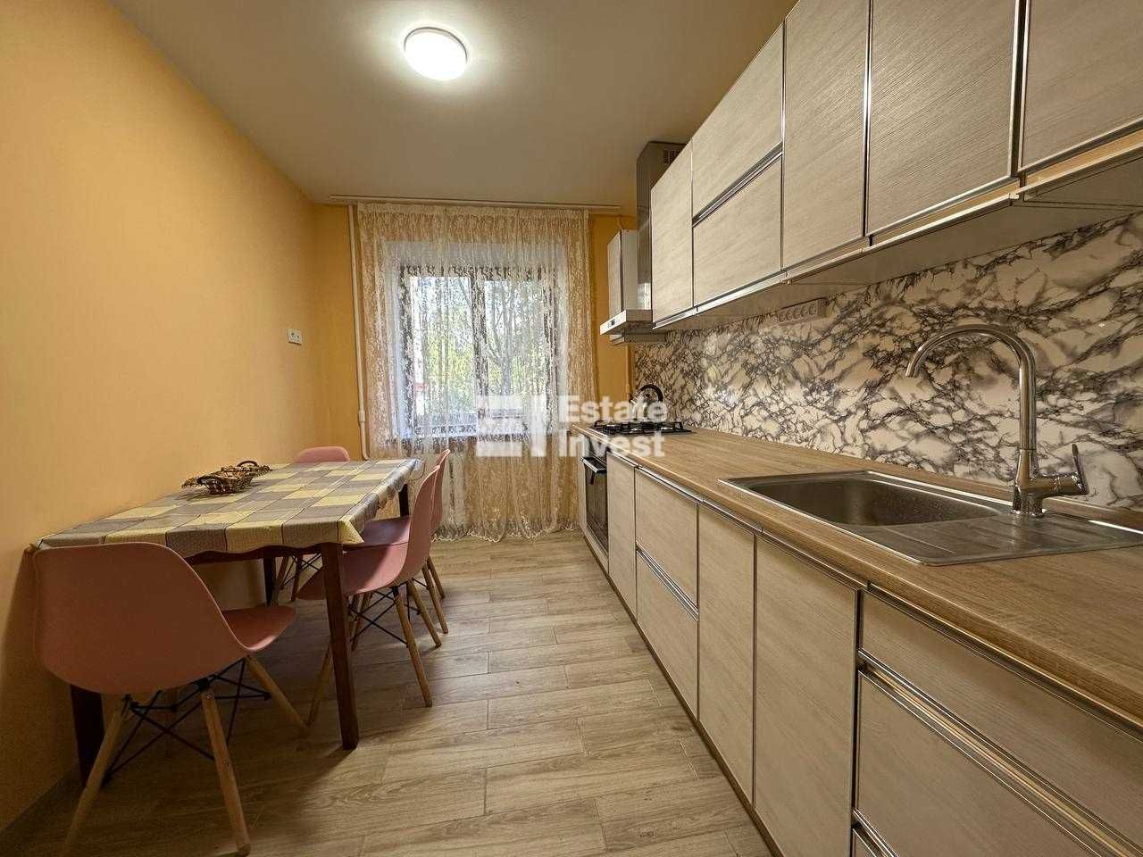 3-Room Apartment with New Renovation on Derevyanka Street