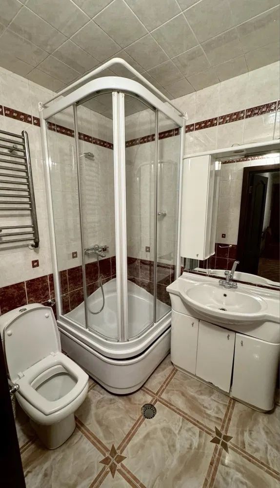 Large 4-room apartment in brick building on Bazarna Street