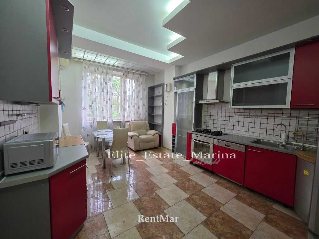 3-Room Apartment on Dovzhenko Street / French Boulevard