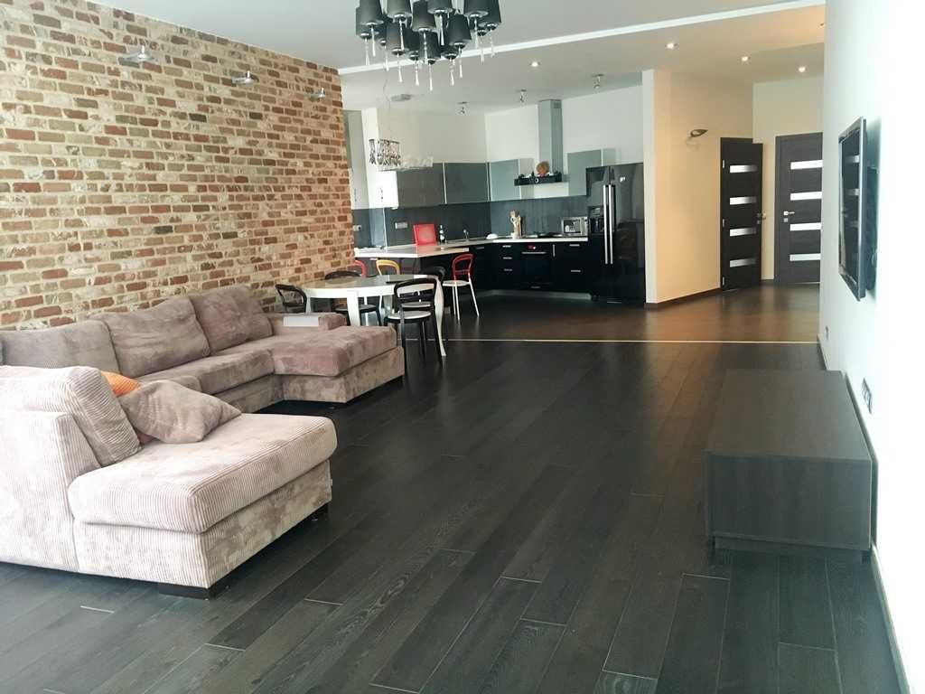 Spacious 3-bedroom apartment in Pechersk district, business-class brick building
