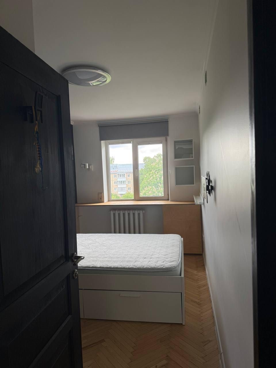 3-Room Apartment on Vyhovskyi Street with Parking Space