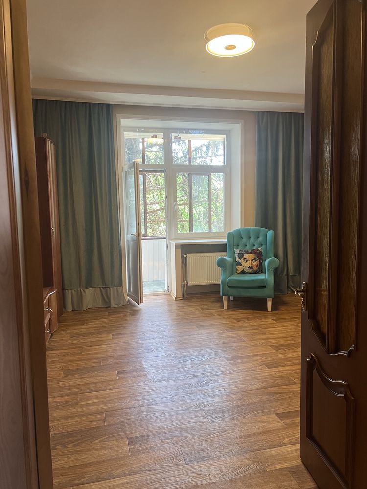 3-Room Apartment in Poltava City Center with Botanical Garden View