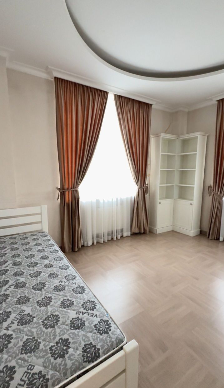 Spacious 3-Room Apartment in City Center with Sea View