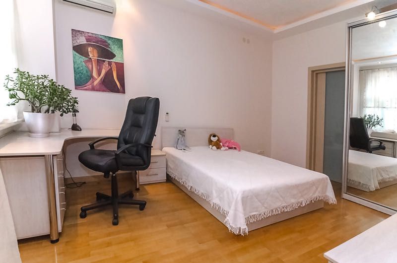 3-Room Apartment near Kontraktova Square Metro, Fully Furnished