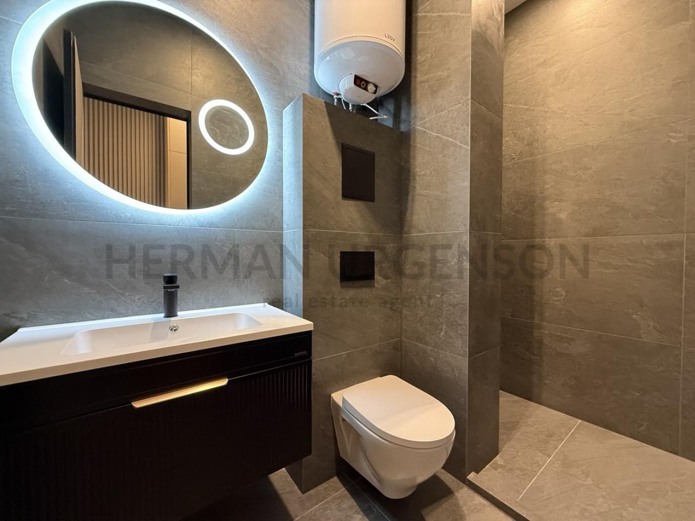 Stylish Designer 1-Bedroom Apartment in City Center with Premium Amenities
