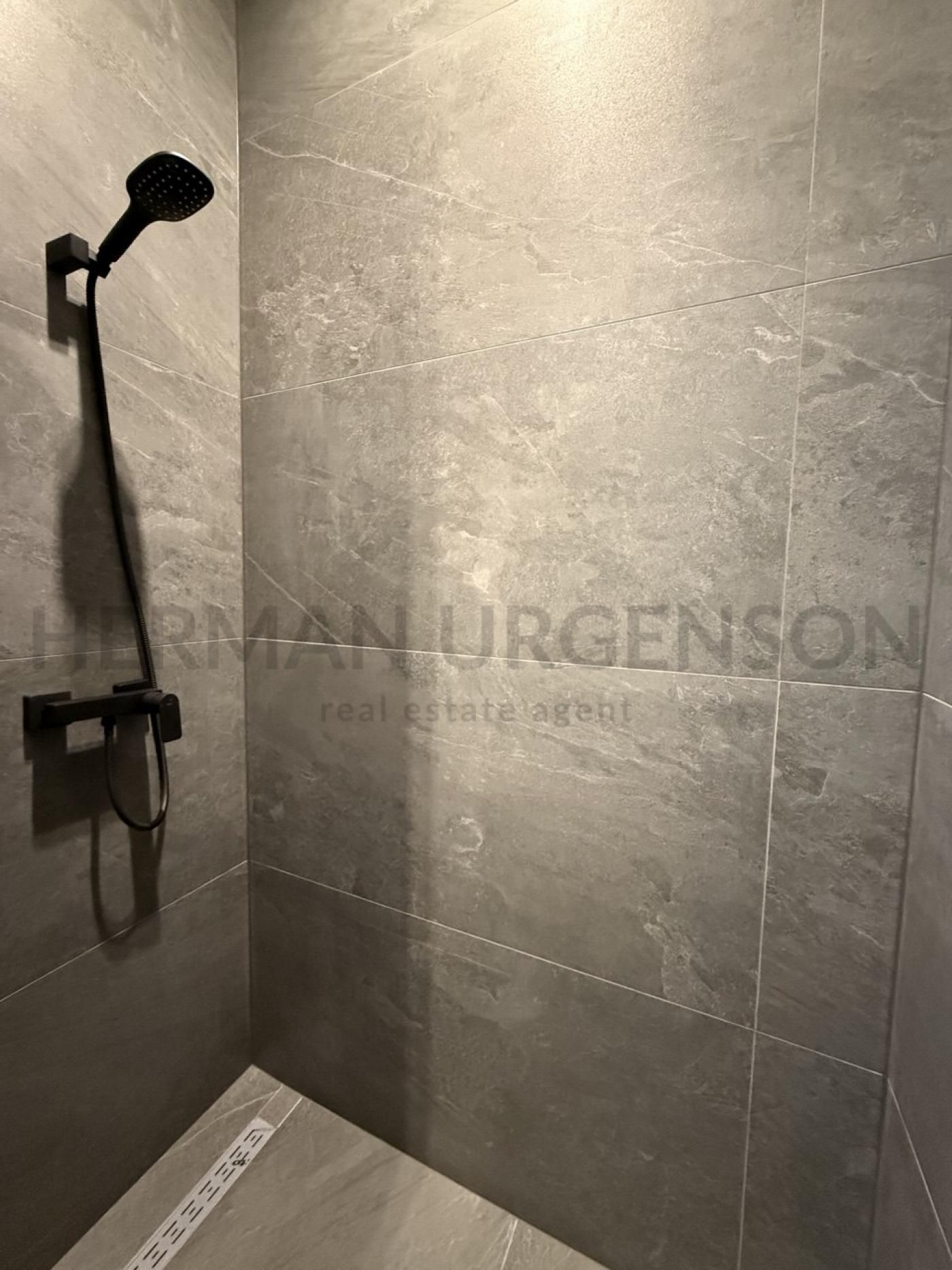 Stylish Designer 1-Bedroom Apartment in City Center with Premium Amenities