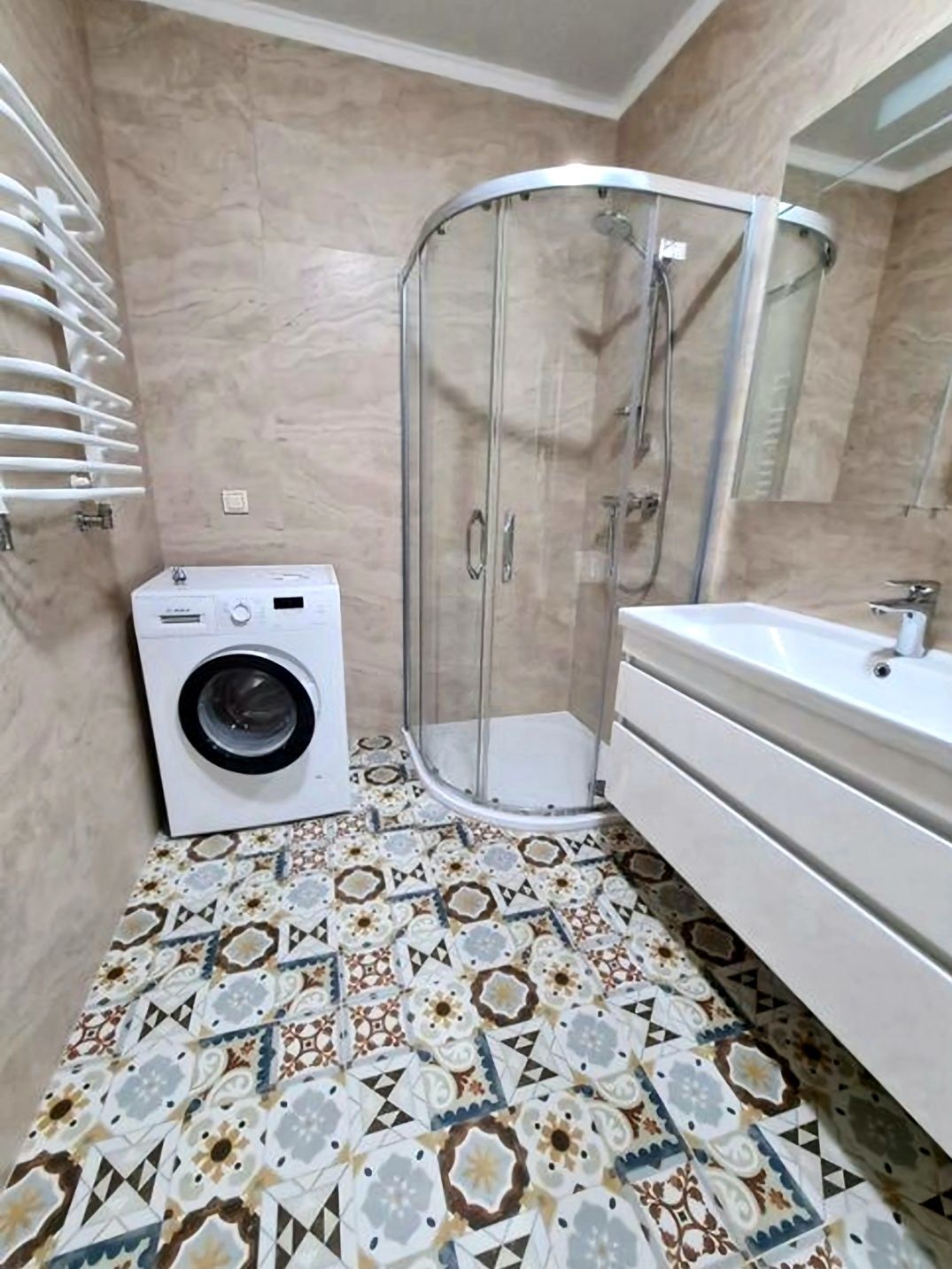 Spacious 2-room Apartment in City Center with Designer Renovation