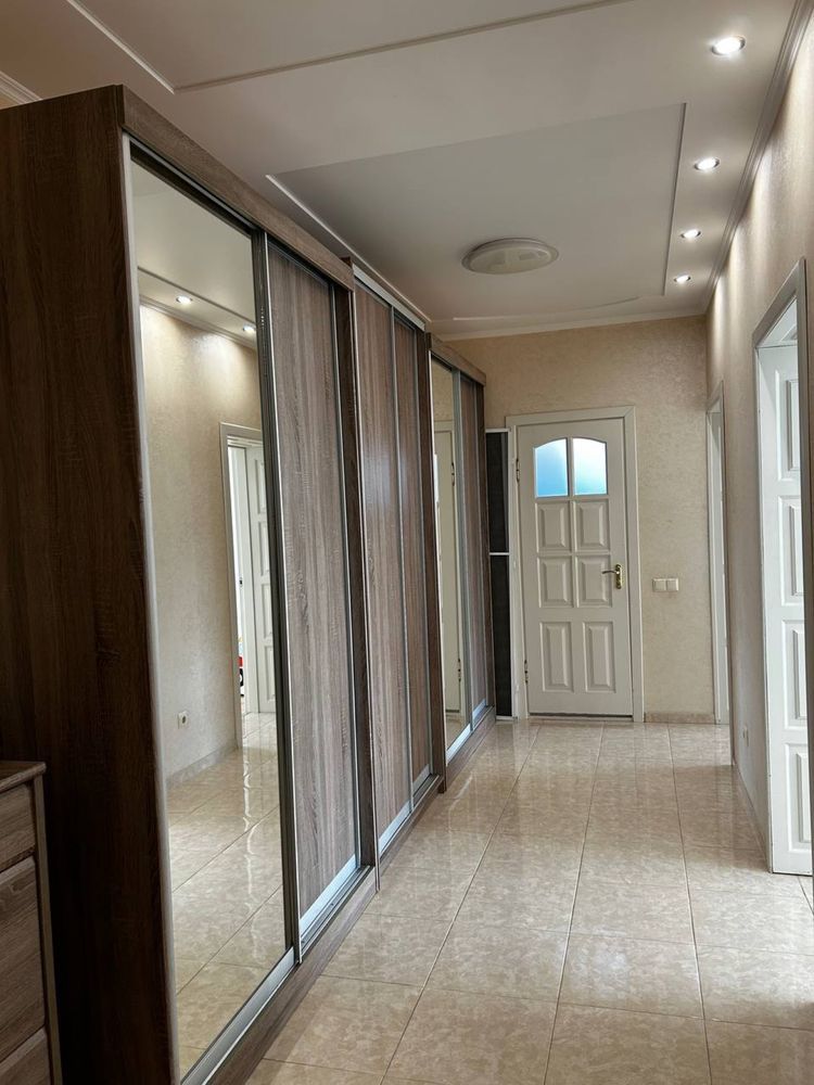 Modern Spacious Apartment Near City Center with Parking