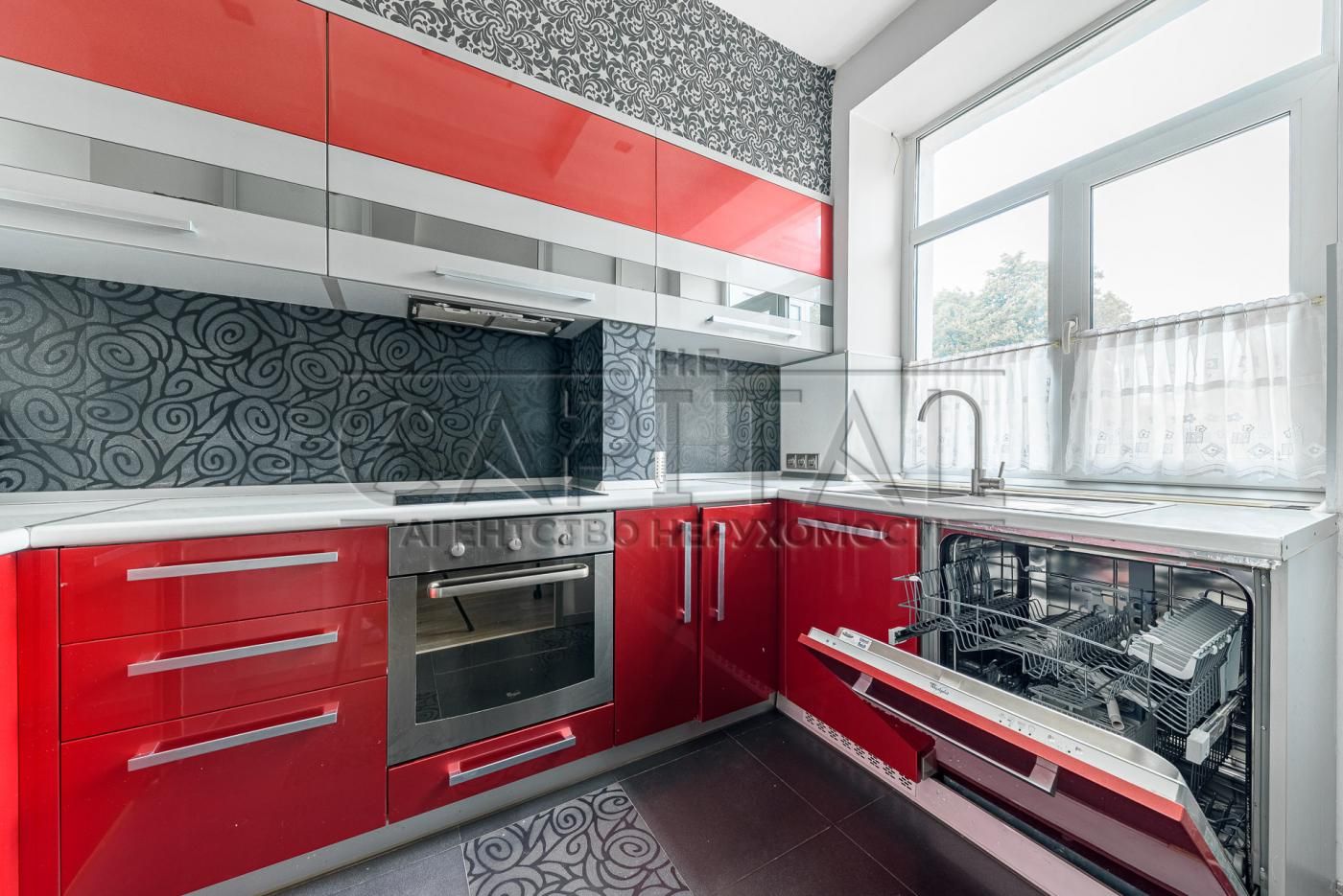 3-Bedroom Apartment in Kyiv City Center near Golden Gates Metro