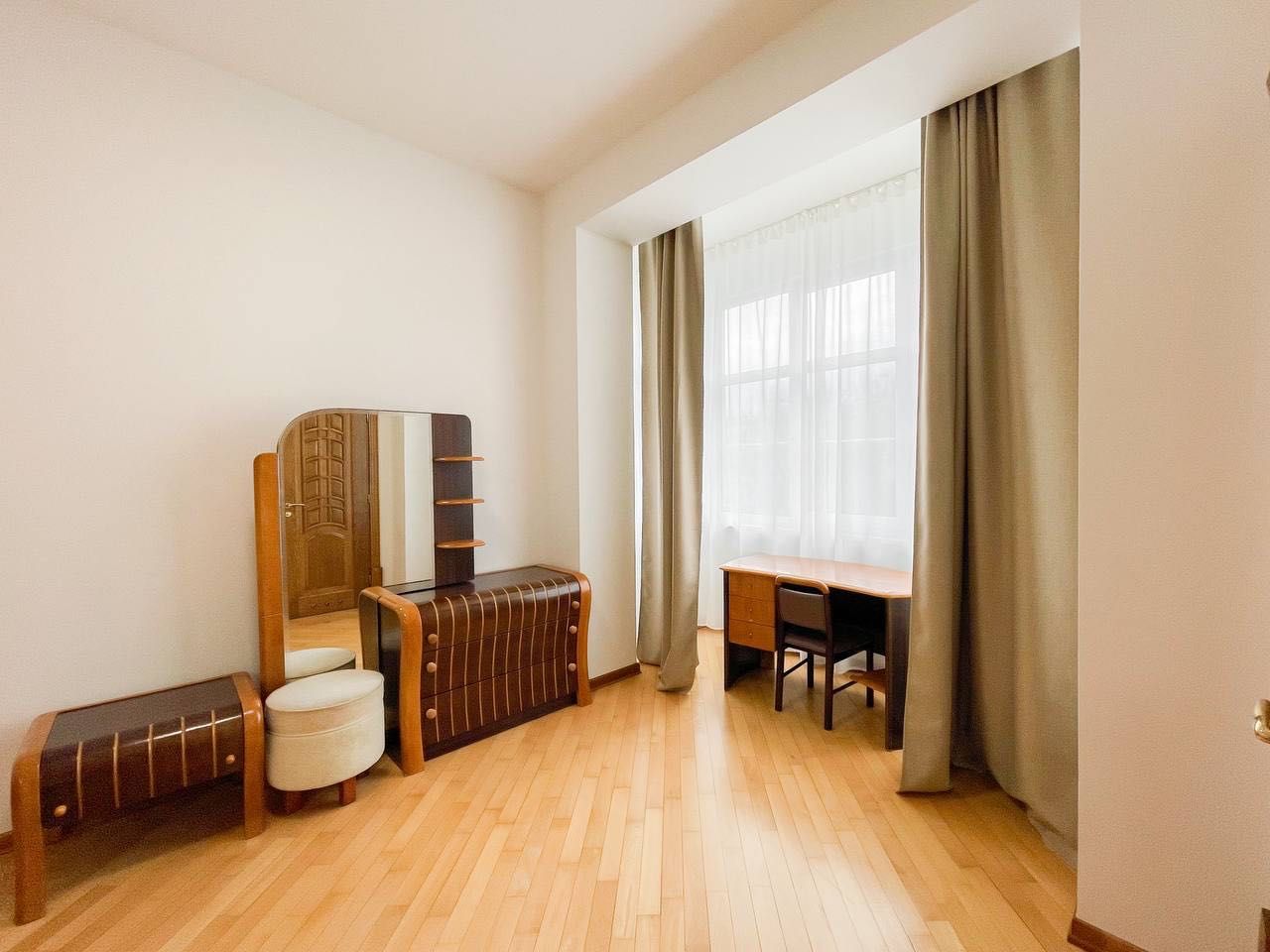 Spacious 3-bedroom apartment with parking in excellent location