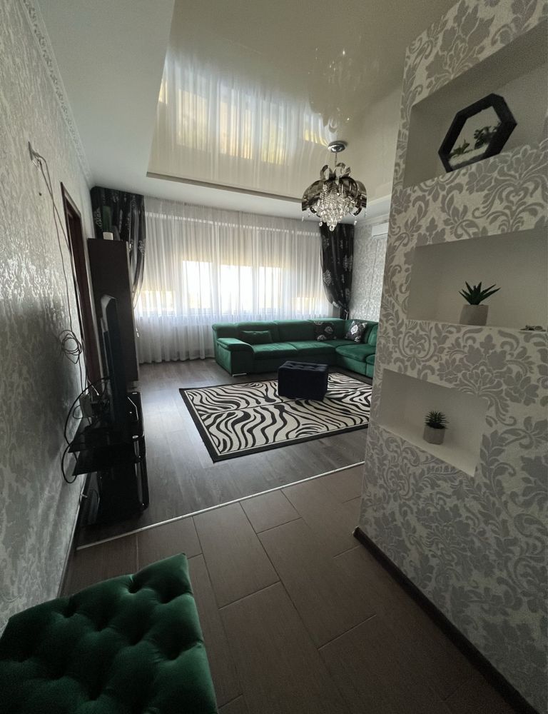 1-Room Apartment in Klimovsky House with City and Park View