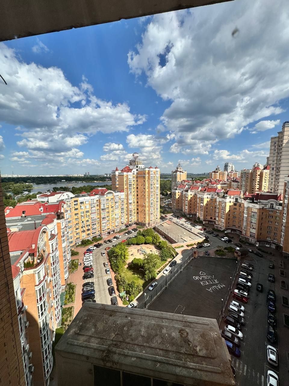 4-bedroom apartment in Obolon Embankment, modern design, spacious