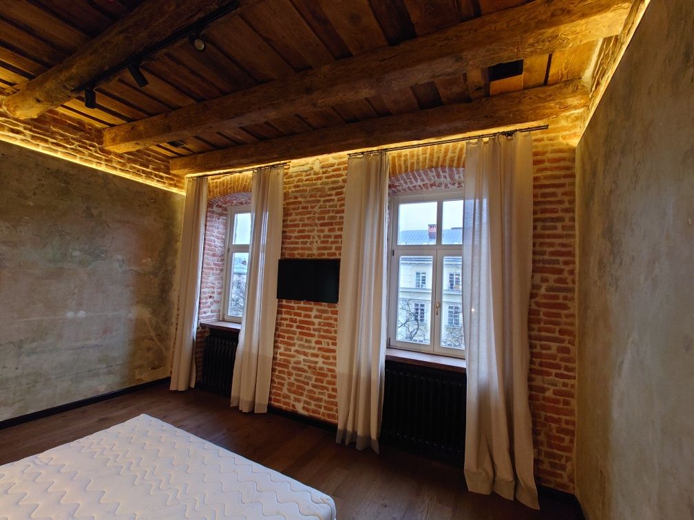 Stylish Loft Apartment at Market Square with Designer Renovation