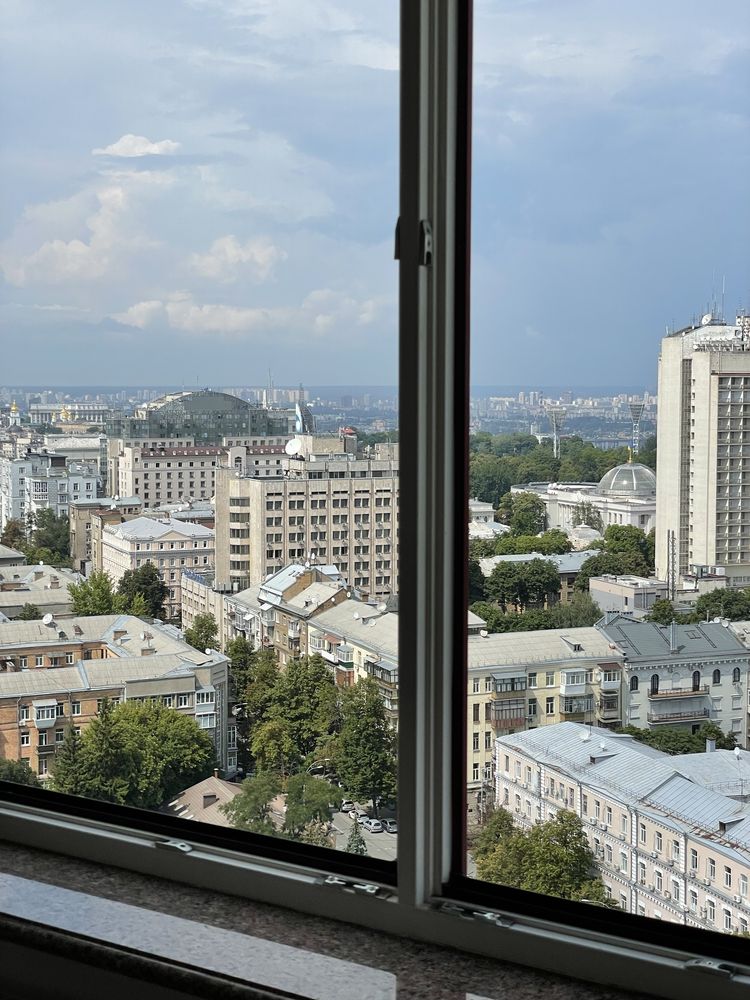 Spacious 4-room apartment with panoramic Dnipro view in Pechersk district