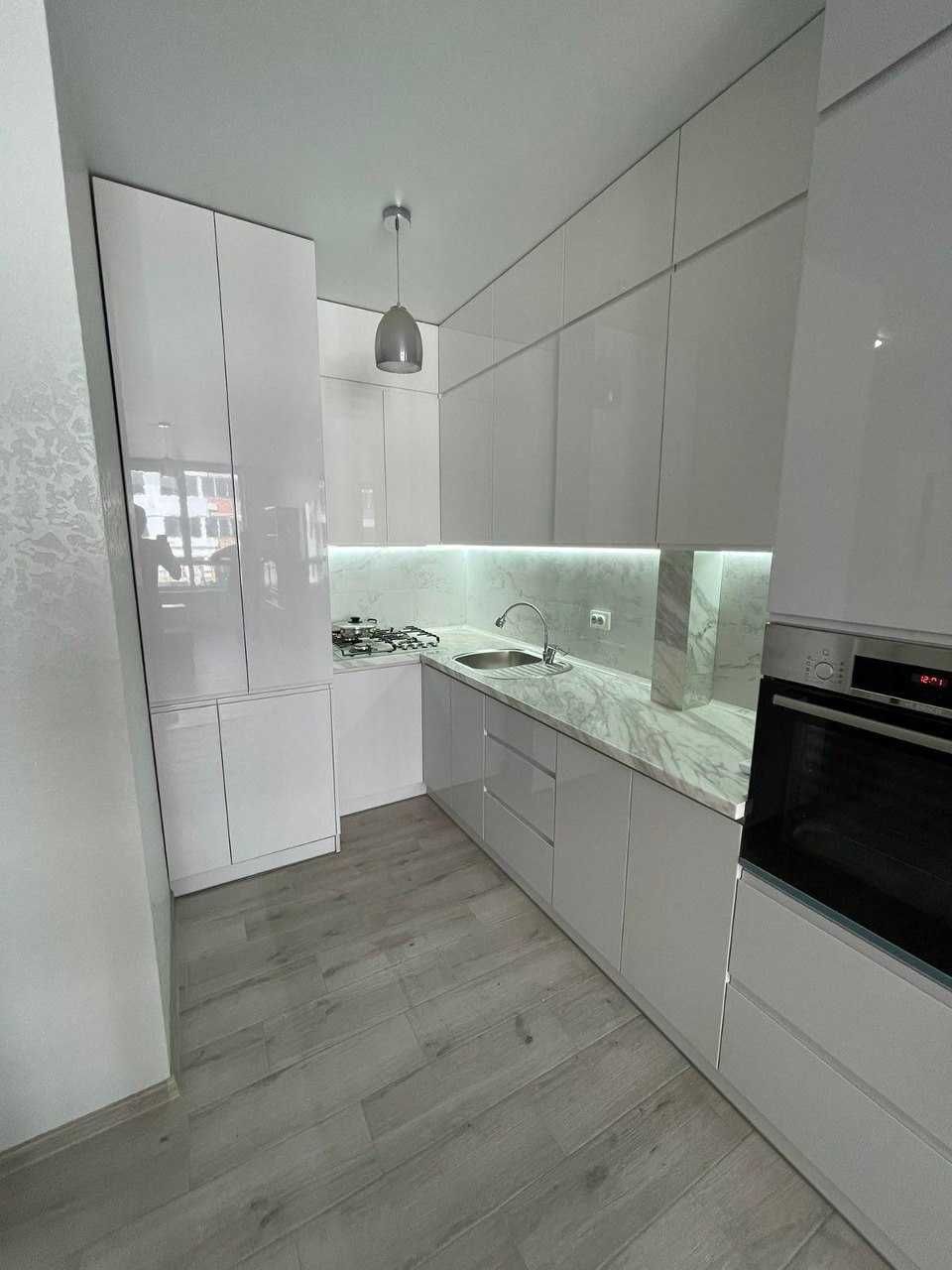 Modern 1-Bedroom Apartment with Designer Renovation