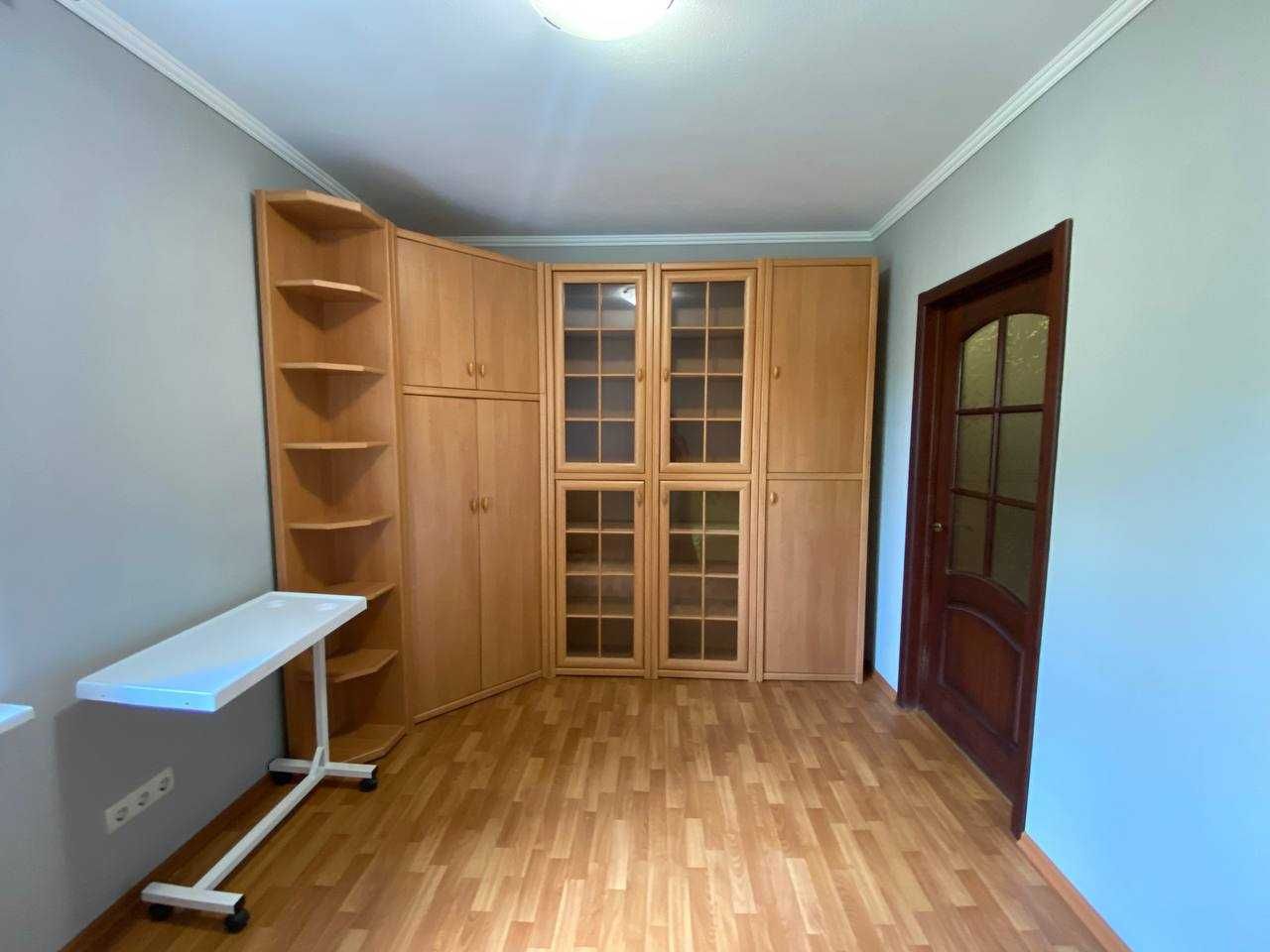 Жеңіс көшесіндегі 3 бөлмелі және жөнделген пәтер