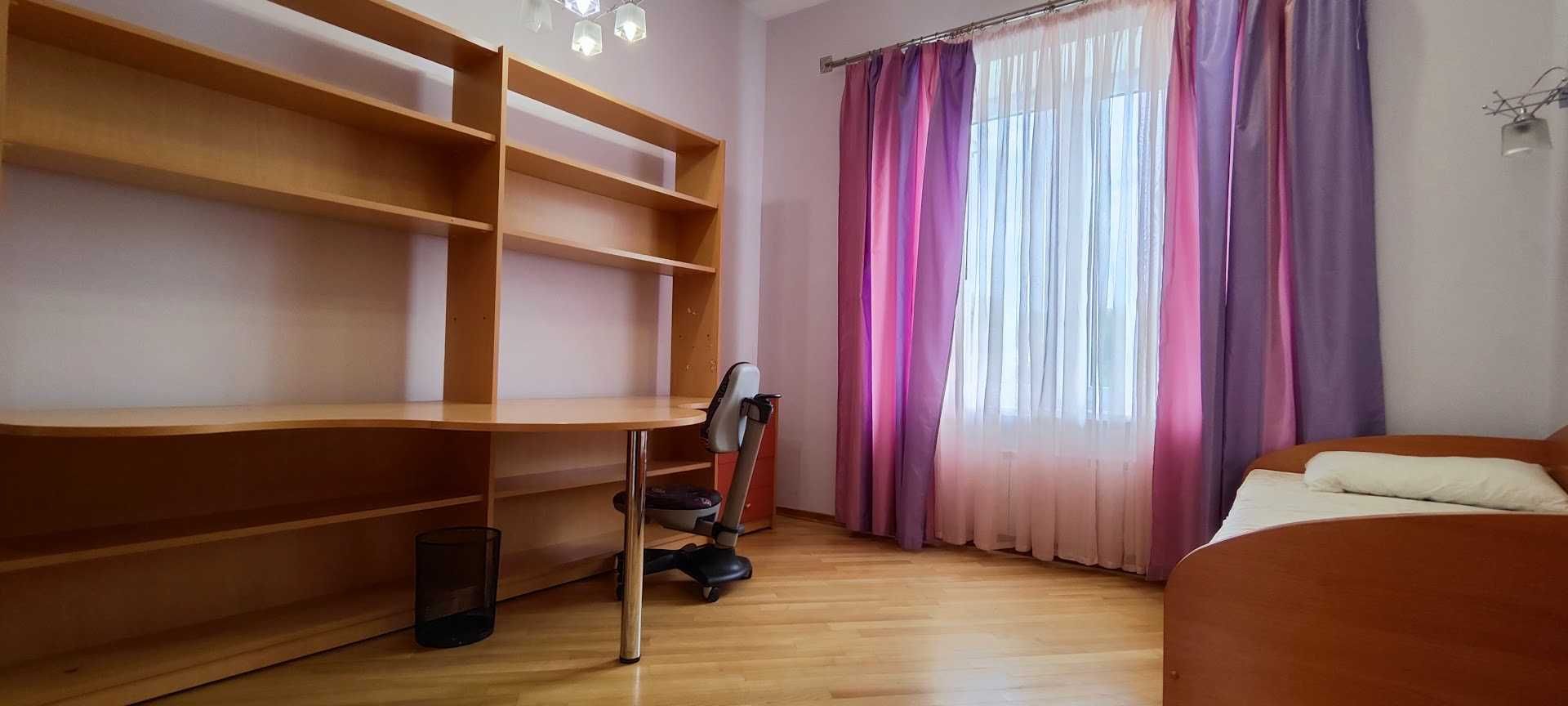 Spacious Two-Bedroom Apartment in Kyiv City Center near Mariinskyi Park