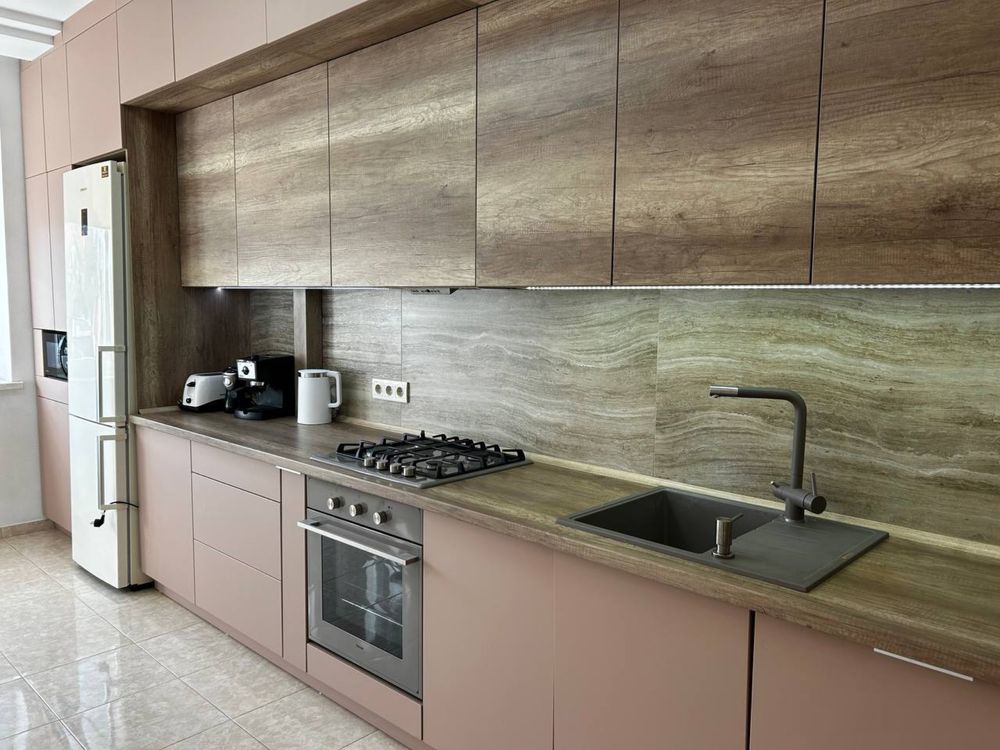 Modern Spacious Apartment Near City Center with Parking
